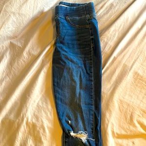 Old Navy rockstar jagging‘s. High waisted, stretch. Dark wash, frayed edge